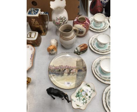 A QUANTITY OF CERAMIC ITEMS TO INCLUDE A SYLVAC PEKENESE DOG, CERAMIC BEETLE MONEY BANK, AYNSLEY 'PEMBROKE' VASE, ETC 