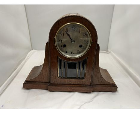 AN OAK CASED ART DECO STYLE MANTLE CLOCK WITH BEADED AND GLASS FRONT HEIGHT 31CM, WIDTH 40CM 