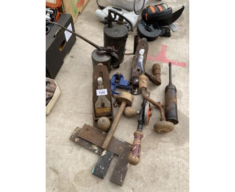 AN ASSORTMENT OF VINTAGE TOOLS TO INCLUDE TWO STANLEY WOOD PLANES, A SMALL VICE AND BRACE DRILLS ETC 