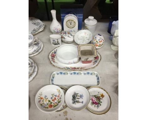 A COLLECTION OF CHINA ITEMS TO INCLUDE AYNSLEY 'COTTAGE GARDEN', WEDGWOOD PIN TRAYS, TRINKET DISH, ETC, MANTLE CLOCK, ROYAL D