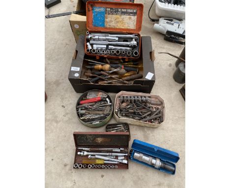A LARGE QUANTITY OF TOOLS TO INCLUDE DRILL BITS, SCREW DRIVERS, SOCKET SETS AND ALAN KEYS ETC 