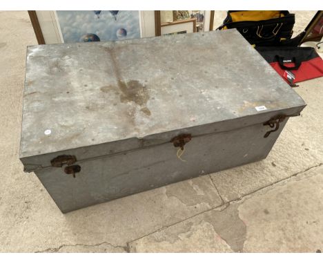 A LARGE GALVANISED STORAGE TRUNK (L:100CM W:60CM D:43CM) 