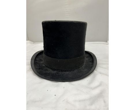 A VINTAGE W. H. MITCHELL &amp; SON HATTERS &amp; HOSIERS LONGTON HANLEY TOP HAT 