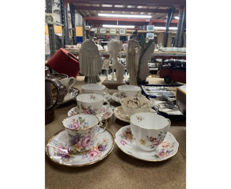 AN ASSORTMENT OF CHINA CUPS AND SAUCERS TO INCLUDE ROYAL CROWN DERBY 'DERBY POSIES', PARAGON, HAMMERSLEY, QUEEN'S CHINA, ETC 