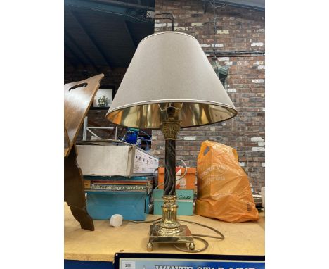 A LARGE BRASS BASED TABLE LAMP WITH SHADE HEIGHT APPROX 42CM TO TOP OF BASE 