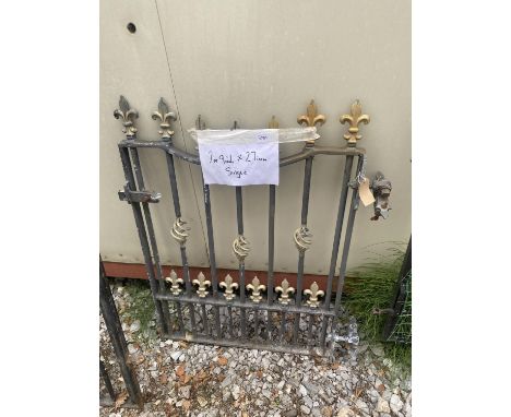 A SINGLE PEDESTRIAN GARDEN GATE (W:2FT 3" H:2FT 9") 