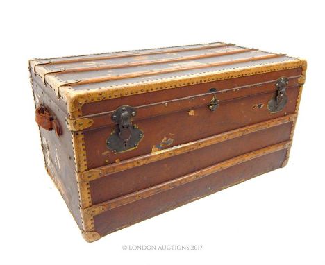 A 1910, 'Old England' plaque trunk with shredded leather and wooden strapwork detailing; 90.5 cm wide.
