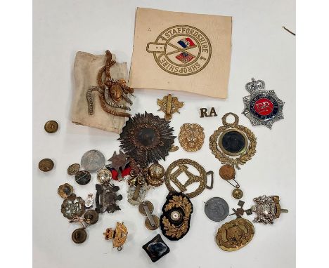 A quantity of British army cap badges, buttons etc 