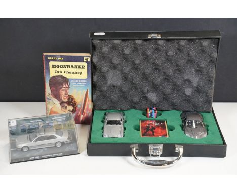 A small group of 007 James Bond collectables to include a Corgi Casino Royale box set, Tomorrow Never Dies BMW model and a Gr
