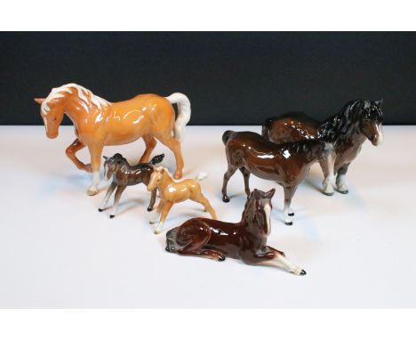 Group of Beswick horse figurines to include a Shetland pony, palomino horse and foal, brown bay and foal. Together with a Syl