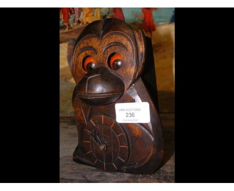 An unusual carved wooden 'Monkey' mantel clock with moving eyes - 17cm high 