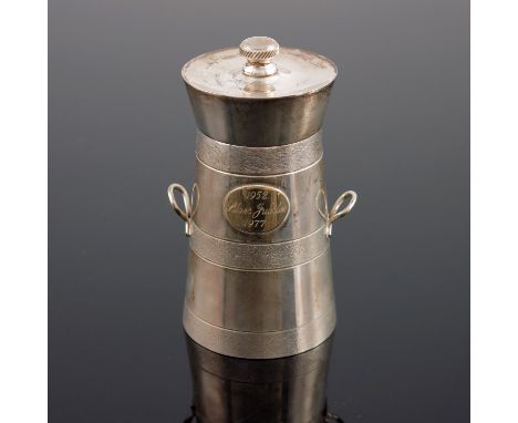 An Elizabeth II silver novelty pepper grinder, D (S) Ltd., Birmingham 1977, modelled in the form of a coopered milk churn wit