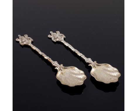 A pair of Edwardian silver commemorative spoons, Carrington and Co., London 1905, cast shell bowls and coat of arms terminals