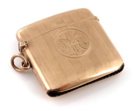 A George V 9 carat gold vesta case, Birmingham 1916, hip fitting with engine stripe design, 4cm x 3.5cm, 14.3g