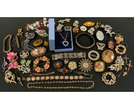 Jewellery - a Wedgwood Chelsea collection open heart pendant;  silver gate bracelet;  hinge bangle; filigree beads;  brooches