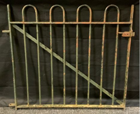 A single gate, 91cm wide, 88cm high 
