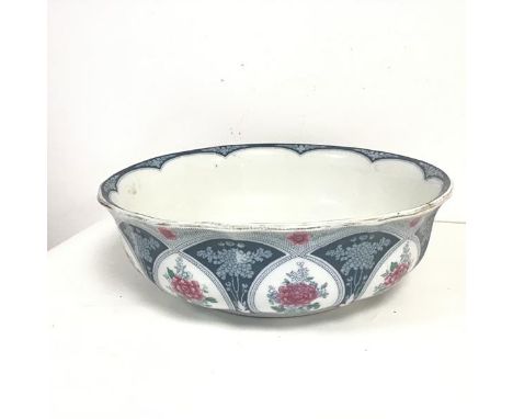An early 20thc. Wilkinson Burslem wash basin, with slightly scalloped edge and floral decoration (h.13cm x 41cm)