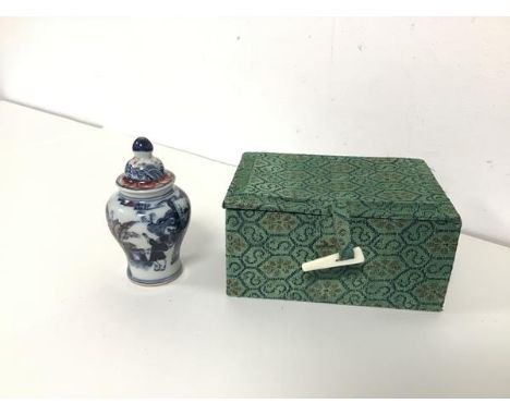 A Chinese snuff bottle of vase form with Imari pattern decoration, with box, spoon lacking (h.8cm)