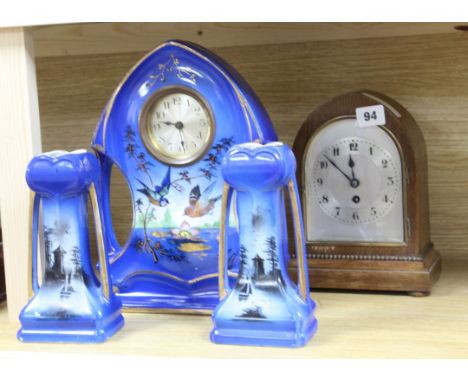 An Edwardian mantel clock and a ceramic clock garniture