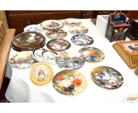 A quantity of various collector's plates to include Royal Doulton and Wedgwood 