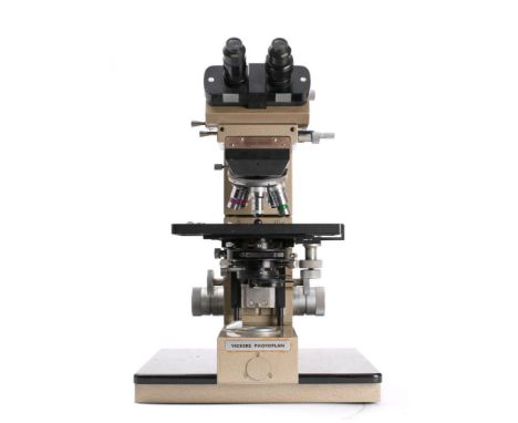 A Vickers Photoplan P418 binocular microscope: serial number 'M410513', the x10 viewing lenses with coarse and fine adjust  w