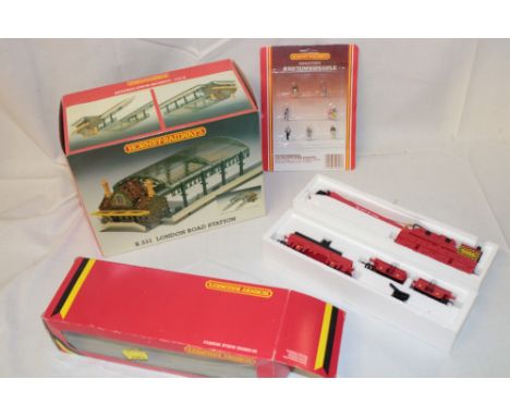 Hornby 00 gauge - R739 operating breakdown crane in original box, R331 London Rd Station in original box and a packet of mini