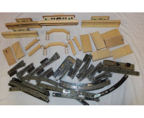 Hornby Dublo - a selection of three rail track, various stations and platforms and related items etc.