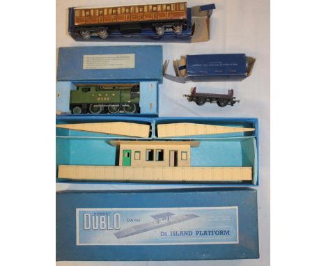 Hornby Dublo - EDL7 LNER tank locomotive in original box; boxed D1 island platform, boxed corridor coach etc 