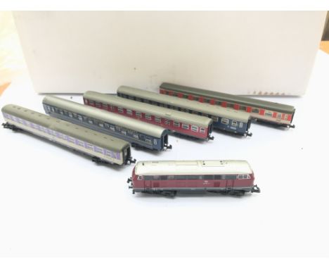 A Fleischmann 'n' gauge locomotive, and 5 Fleischmann carriages.