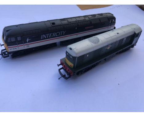 A Lima intercity train 4676 and a Lima D8138 diesel boxed.