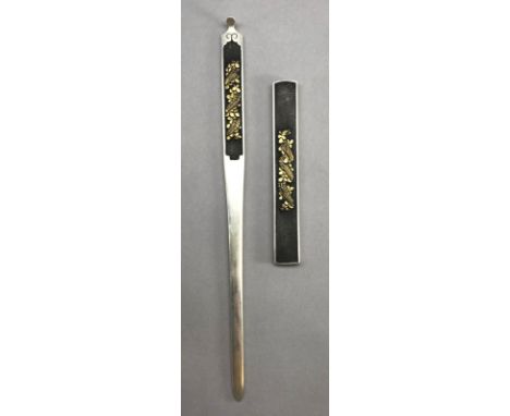 A JAPANESE DECORATED KOZUKA HANDLE AND KOGAI, SHÔWA PERIOD, 20TH CENTURY the carved, solid silver matching pair decorated wit
