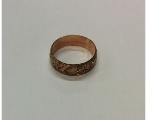 A 9 carat heart shaped keeper ring. Approx. 3 grams. Est. £30 - £50.