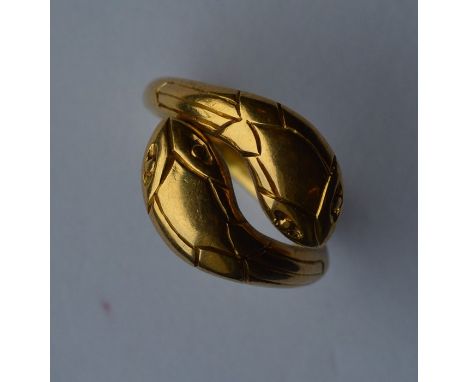 A stylish gold double head snake ring with textured body. Approx. 9 grams. Est. £400 - £500.