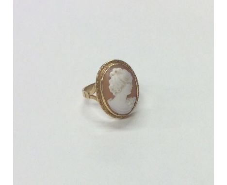 A 9 carat framed cameo ring. Approx. 4 grams. Est. £30 - £40.