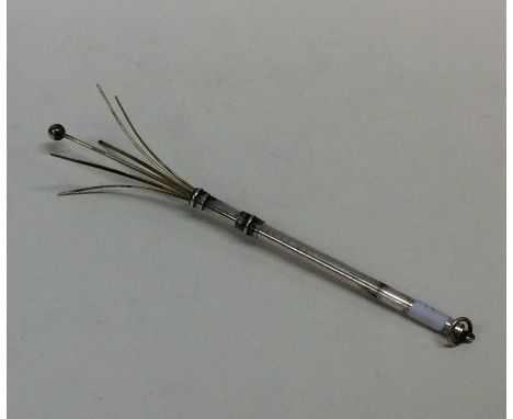 An Edwardian silver swizzle stick with loop top. Approx. 5.5 grams. Est. £15 - £20.