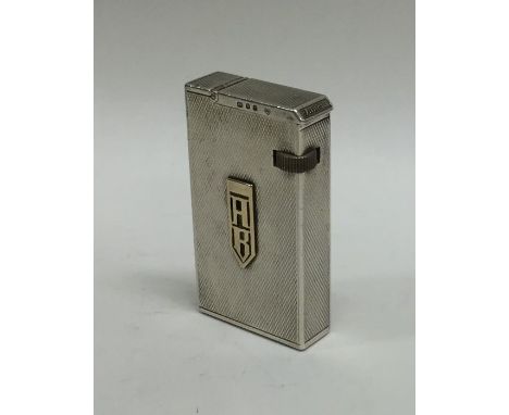 An unusual Dunhill engine turned silver lighter. Approx. 73 grams. Est. £50 - £80.