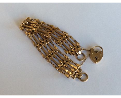 A modern 9 carat gate bracelet. Approx. 12 grams. Est. £120 - £150.