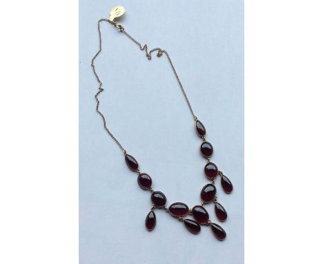 An attractive cabochon garnet and gold mounted fringe necklace with ring clasp. Approx. 16.5 grams. Est. £100 - £150.