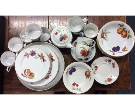 An extensive Royal Worcester 'Evesham' pattern dinner service. Est. £30 - £50.