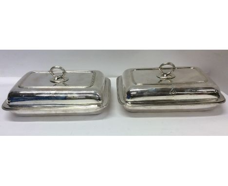 PAUL STORR: A good pair of Georgian silver entrée dishes with domed tops and reeded borders. London 1800. Approx. 3144 grams.