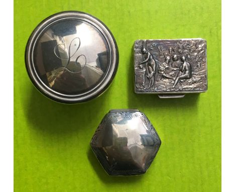 SILVER HEXAGONAL PILL BOX, CONTINENTAL SNUFF BOX AND DRESSING TABLE POT WITH LID