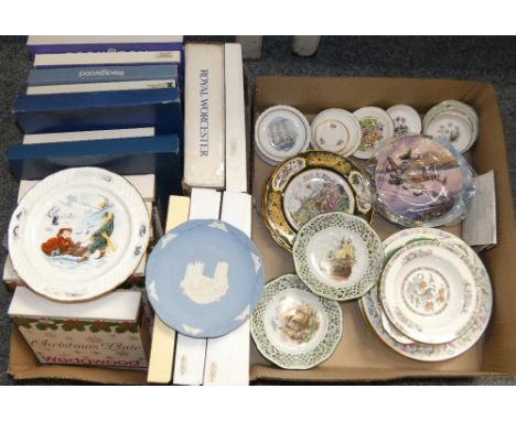 A collection of boxed and unboxed collector plates by Wedgwood, Royal Worcester and Spode (2)