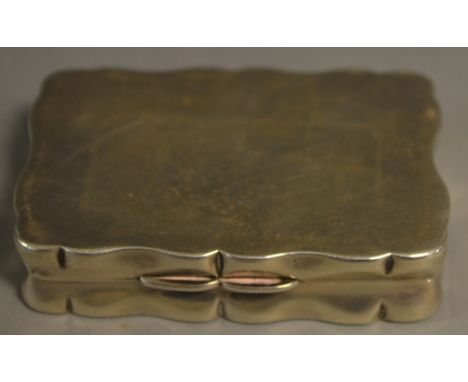 A George V silver shaped rectangular snuff box, quite plain, hinged cover and bow thumbpiece, 5.5cm wide, George Lingard, Bir