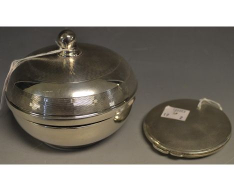 An Art Deco silver circular powder bowl, engine turned cover with globular knop finial, Bakelite liner, 11.5cm diam, Birmingh