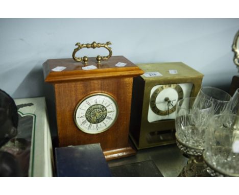A MODERN BRASS MANTEL CLOCK AND ANOTHER IN OAK CASE 