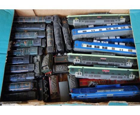 Three trays containing large quantity of made up Kitmaster and Airfix locomotive and rolling stock kits (a/f)