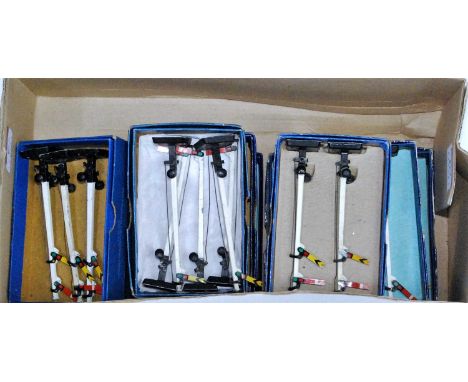 Hornby Dublo manual signals, 2 x home, 2 x distant junction, 5 x double arm, 6 x home, 5 x distant single arm, overall (VG/E)