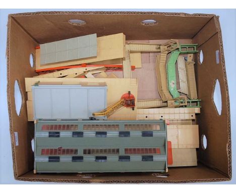 A tray and a box containing quantity of Hornby Dublo D1 buildings and accessories plastic kit built buildings including engin