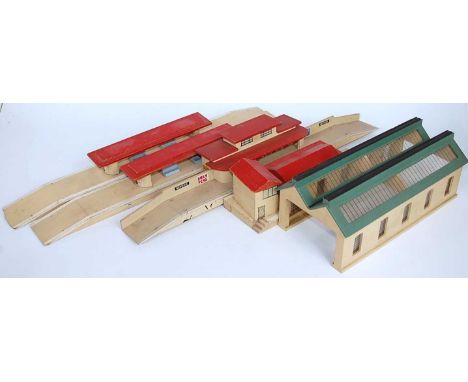 Quantity of Hornby Dublo pre-war D1 wooden buildings, engine shed (FG-BP), red roof signal cabin (G), mainline station (G), 2