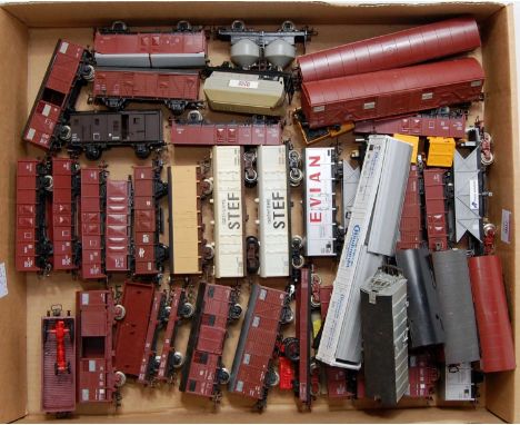 Tray containing approx 40 H0 continental wagons by mixed makers, one item damaged (G)